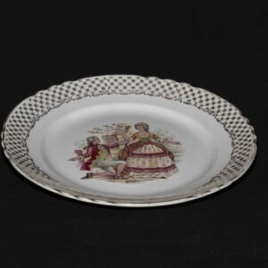 Assiettes vintage dépareillées – Scènes d'époque