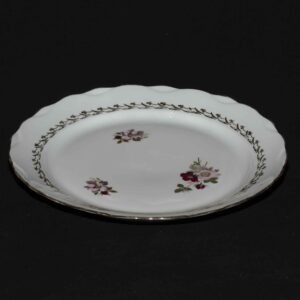 Assiettes vintage dépareillées – Motifs floraux