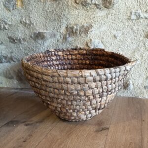 Panier en paille tressée